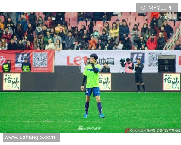 足球场上的魅力之星那些让人心动的足球明星与他们的故事