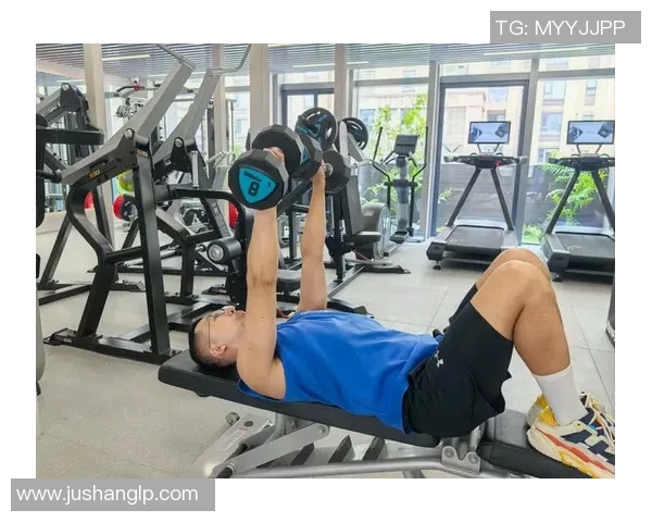 掌握卧推标准动作技巧提升哑铃训练效果的全面指南